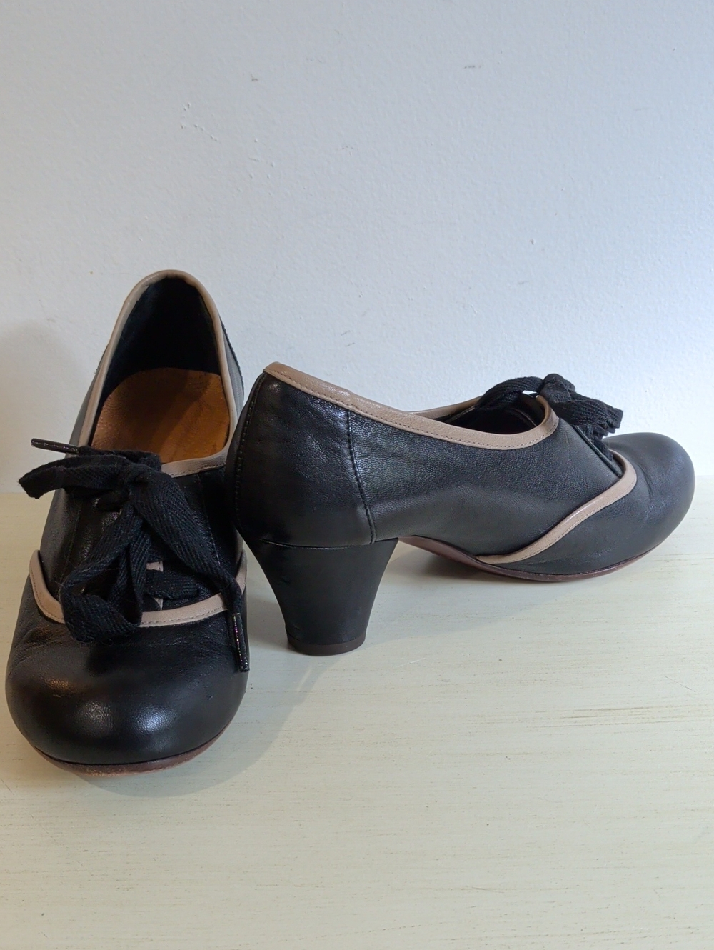 Chie Mihata Black Leather Lace-Up Mid Heel Pumps with Cream Trim Size 36.5